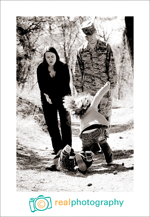 Colorado Springs wedding photographer captures falling family portrait