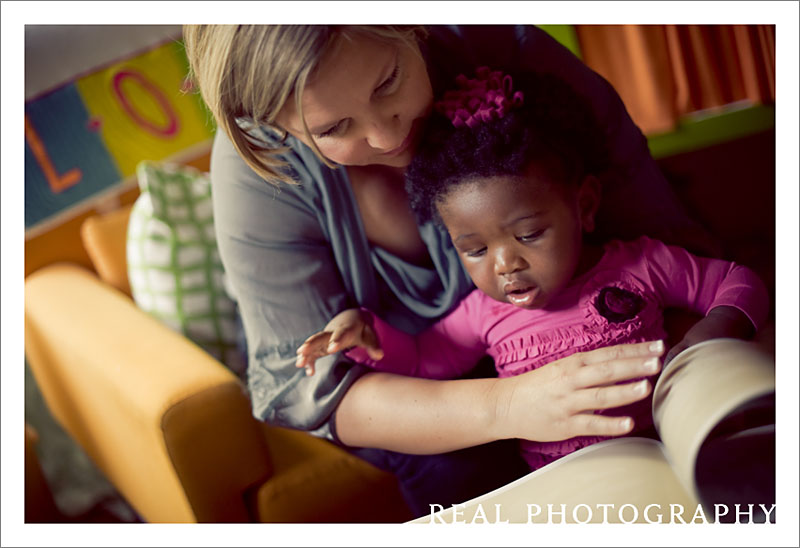 mom and daughter reading colorado springs photographer